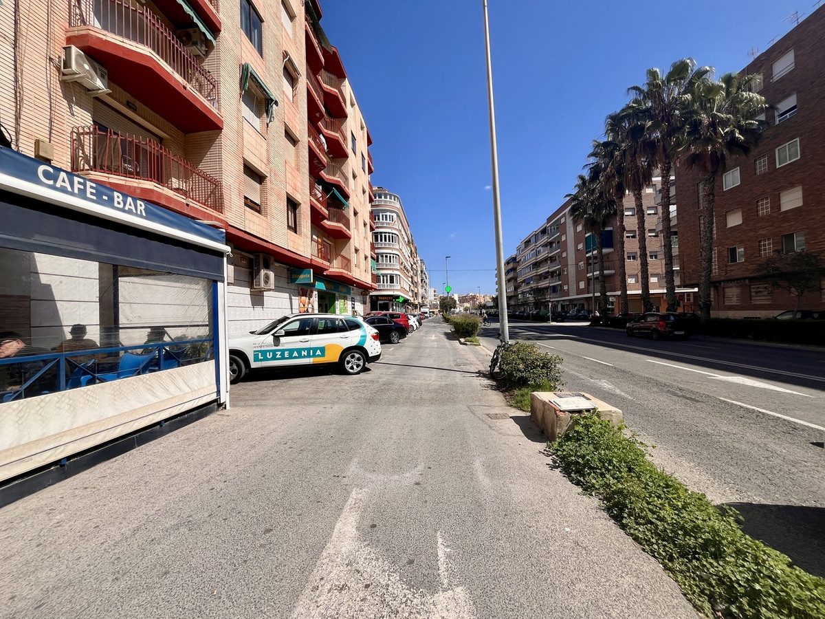 For sale - 3 Bedroom 1 Bathroom Apartment - Middle Floor Apartment in Torrevieja - Torrevieja Centro  - Alicante