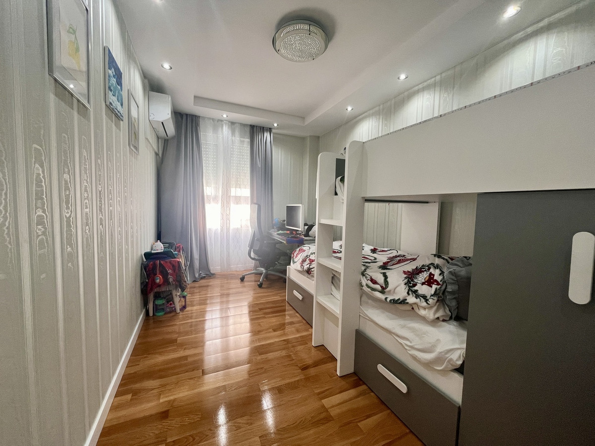 For sale - 3 Bedroom 1 Bathroom Apartment - Middle Floor Apartment in Torrevieja - Torrevieja Centro  - Alicante