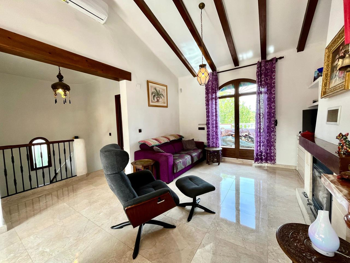 For sale - 4 Bedroom 2 Bathroom House - Detached Villa in Orihuela - Villamartin  - Alicante