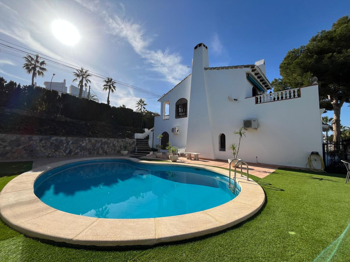 For sale - 4 Bedroom 2 Bathroom House - Detached Villa in Orihuela - Villamartin  - Alicante