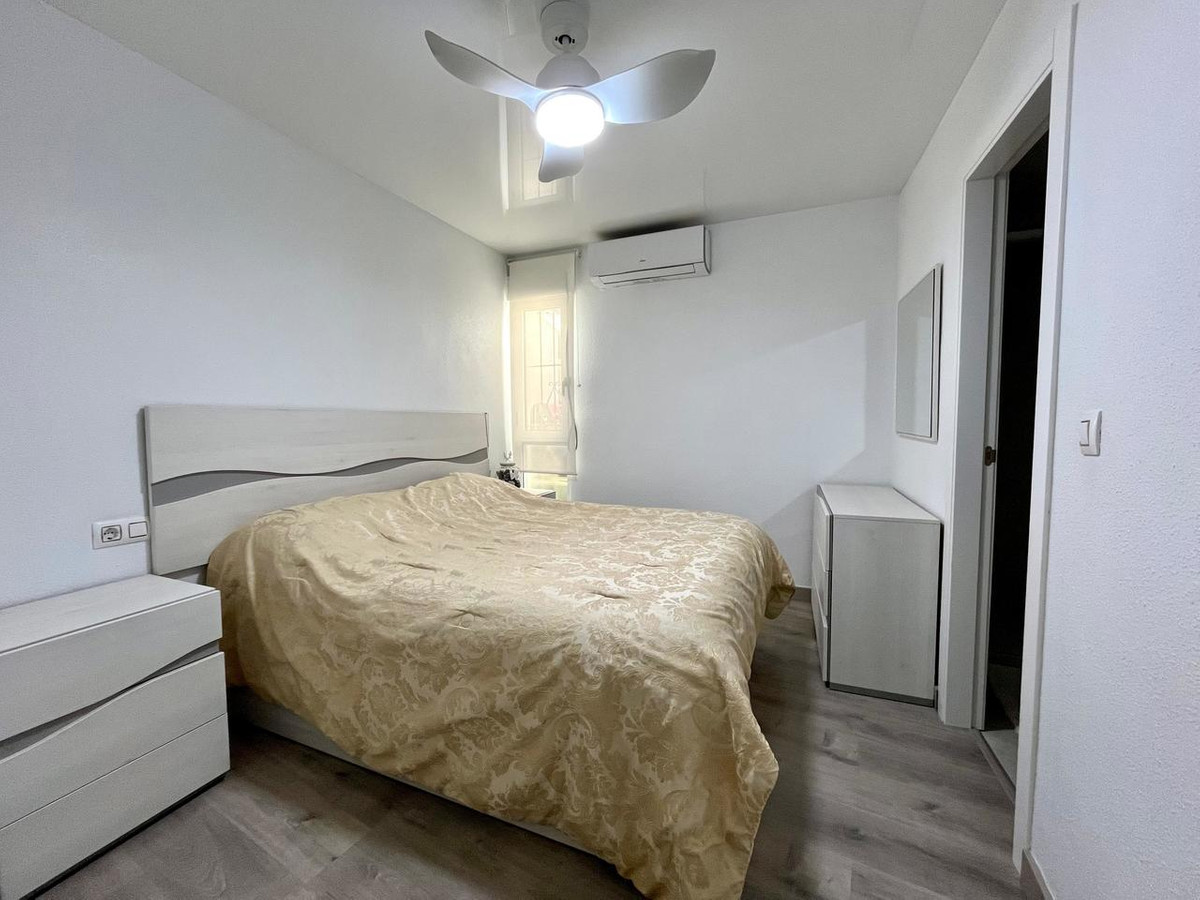 For sale - 4 Bedroom 3 Bathroom Apartment - Middle Floor Apartment in Torrevieja - Torrevieja Centro  - Alicante