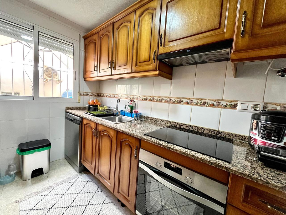 For sale - 4 Bedroom 3 Bathroom Apartment - Middle Floor Apartment in Torrevieja - Torrevieja Centro  - Alicante