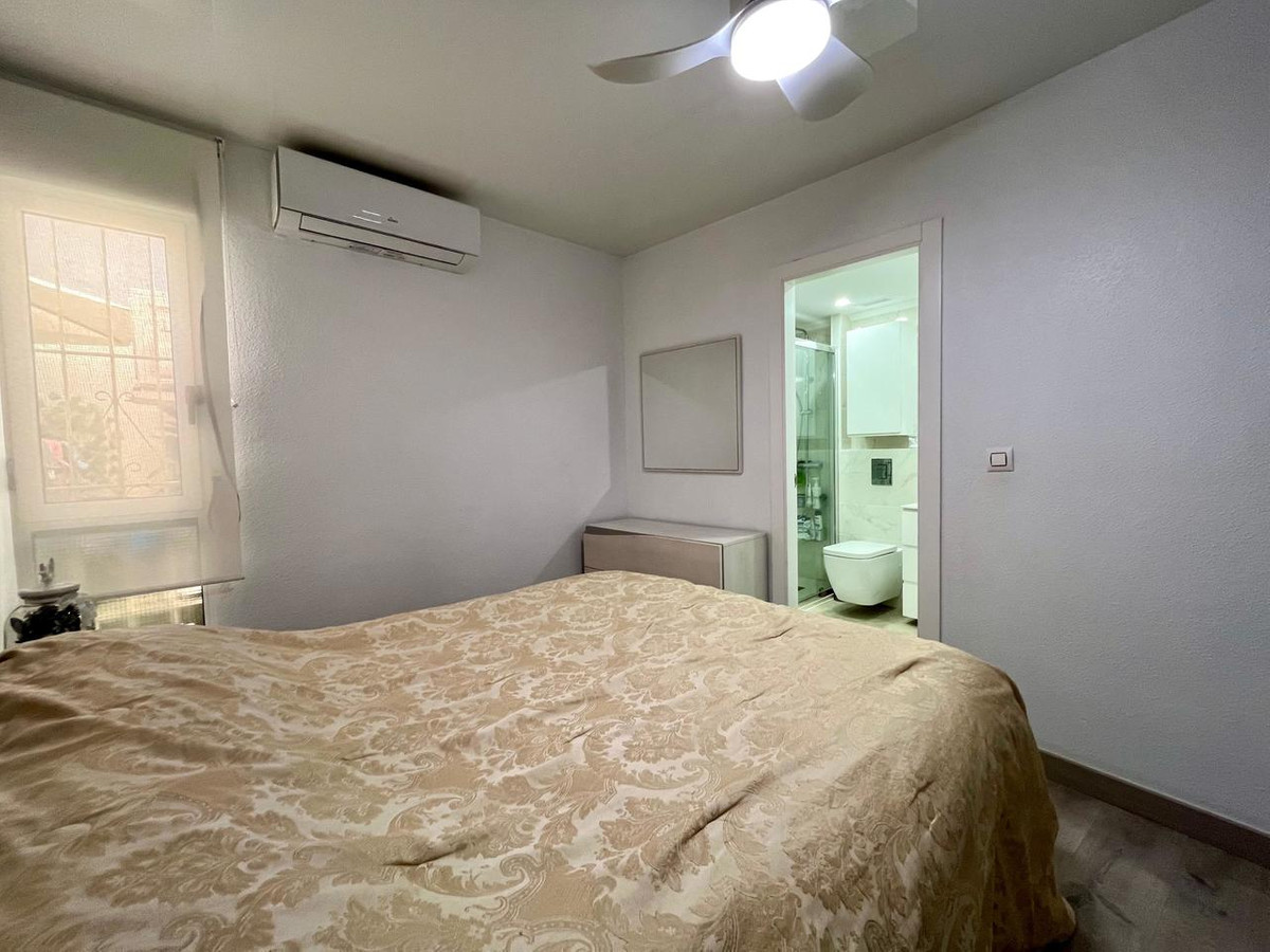 For sale - 4 Bedroom 3 Bathroom Apartment - Middle Floor Apartment in Torrevieja - Torrevieja Centro  - Alicante