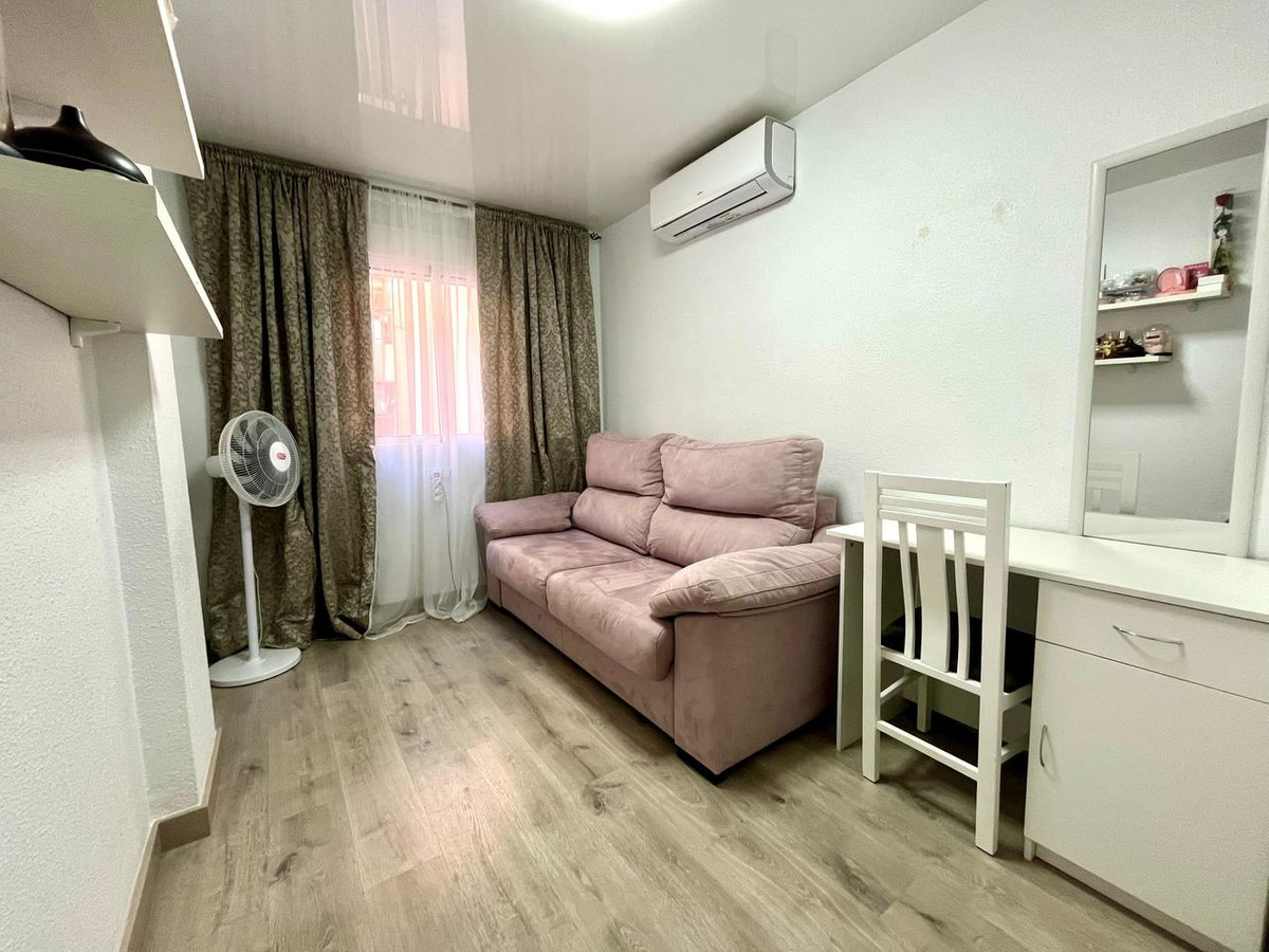For sale - 4 Bedroom 3 Bathroom Apartment - Middle Floor Apartment in Torrevieja - Torrevieja Centro  - Alicante