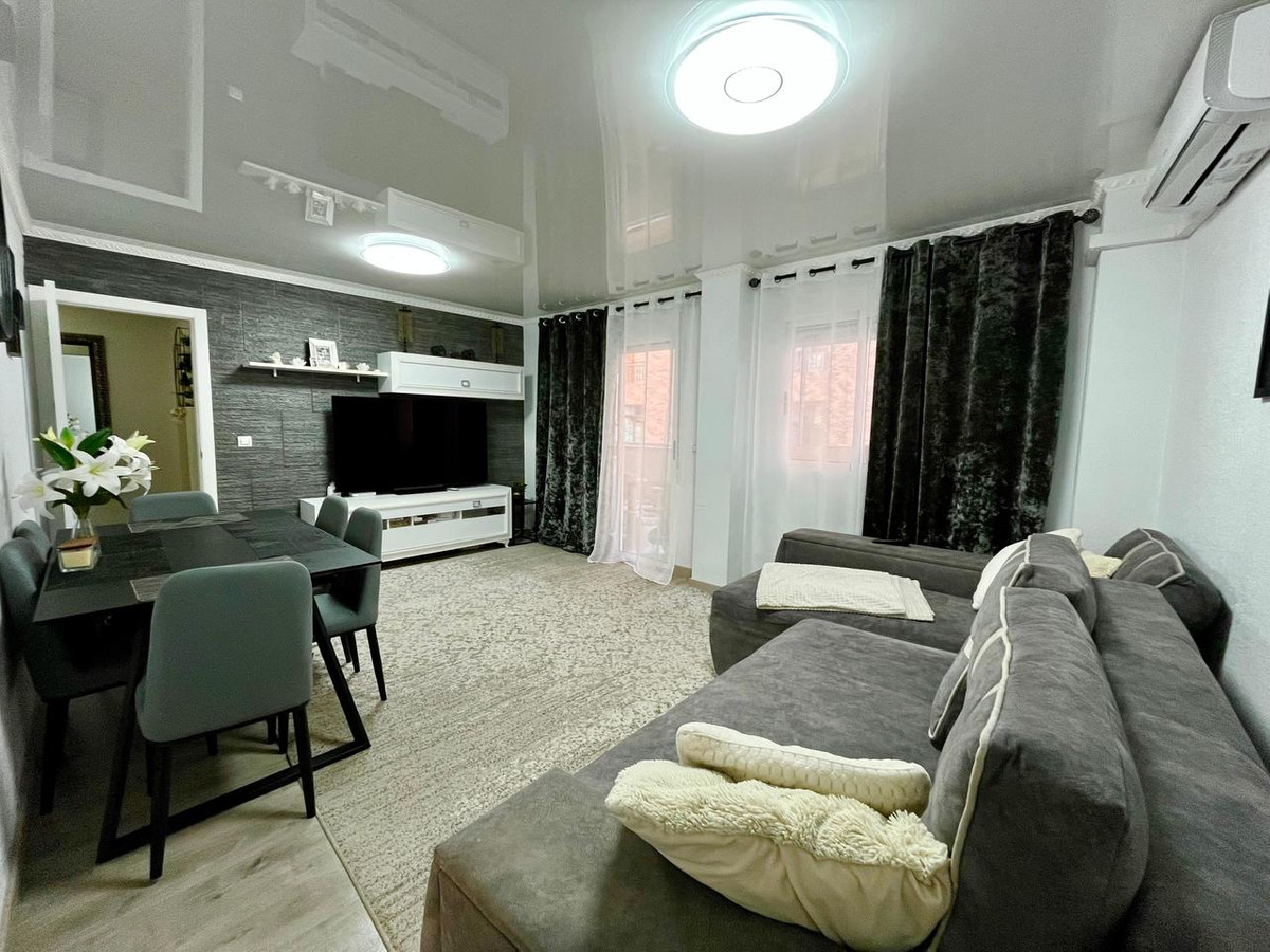 For sale - 4 Bedroom 3 Bathroom Apartment - Middle Floor Apartment in Torrevieja - Torrevieja Centro  - Alicante