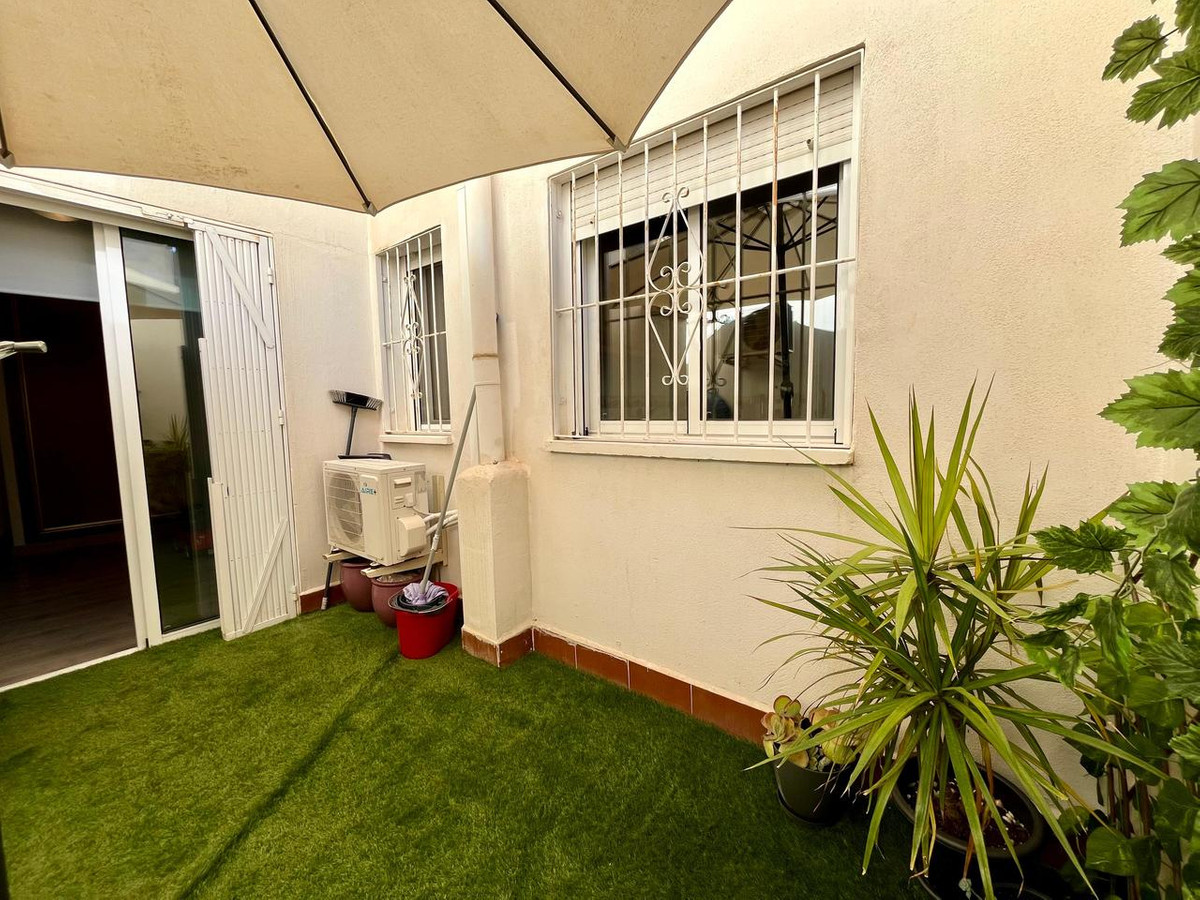 For sale - 4 Bedroom 3 Bathroom Apartment - Middle Floor Apartment in Torrevieja - Torrevieja Centro  - Alicante