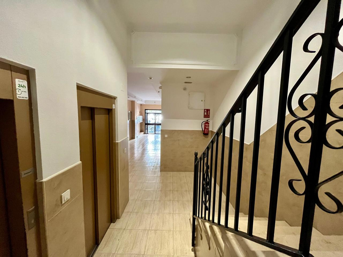 For sale - 4 Bedroom 3 Bathroom Apartment - Middle Floor Apartment in Torrevieja - Torrevieja Centro  - Alicante