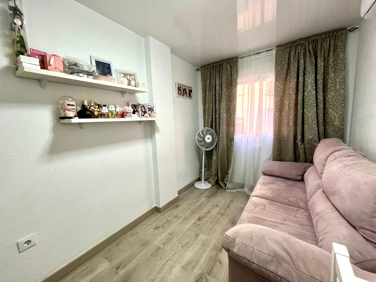 For sale - 4 Bedroom 3 Bathroom Apartment - Middle Floor Apartment in Torrevieja - Torrevieja Centro  - Alicante