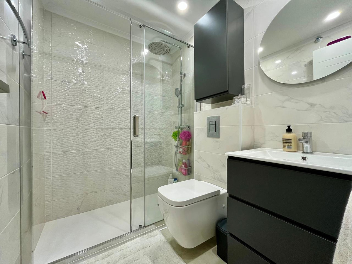 For sale - 4 Bedroom 3 Bathroom Apartment - Middle Floor Apartment in Torrevieja - Torrevieja Centro  - Alicante