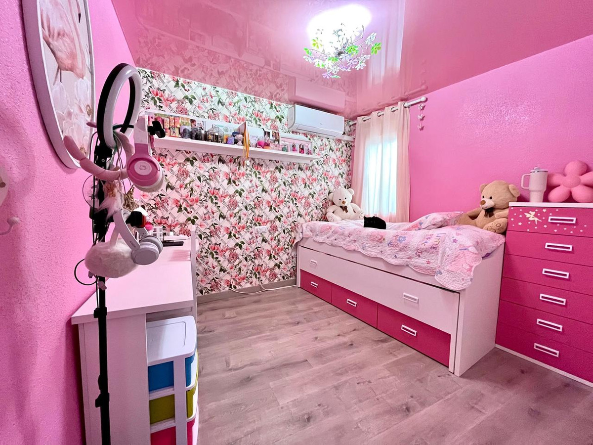 For sale - 4 Bedroom 3 Bathroom Apartment - Middle Floor Apartment in Torrevieja - Torrevieja Centro  - Alicante