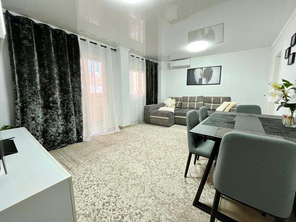 For sale - 4 Bedroom 3 Bathroom Apartment - Middle Floor Apartment in Torrevieja - Torrevieja Centro  - Alicante