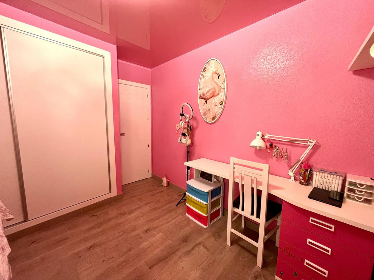 For sale - 4 Bedroom 3 Bathroom Apartment - Middle Floor Apartment in Torrevieja - Torrevieja Centro  - Alicante