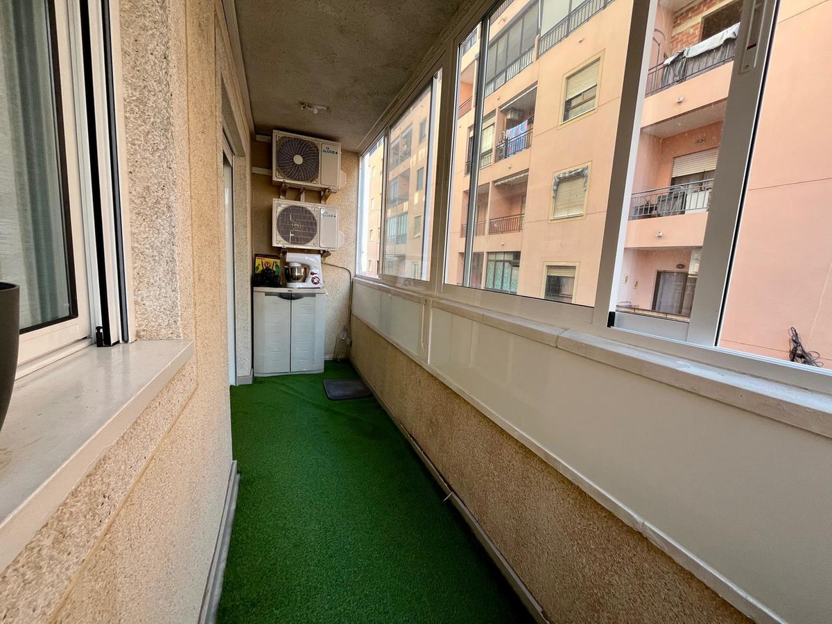For sale - 4 Bedroom 3 Bathroom Apartment - Middle Floor Apartment in Torrevieja - Torrevieja Centro  - Alicante