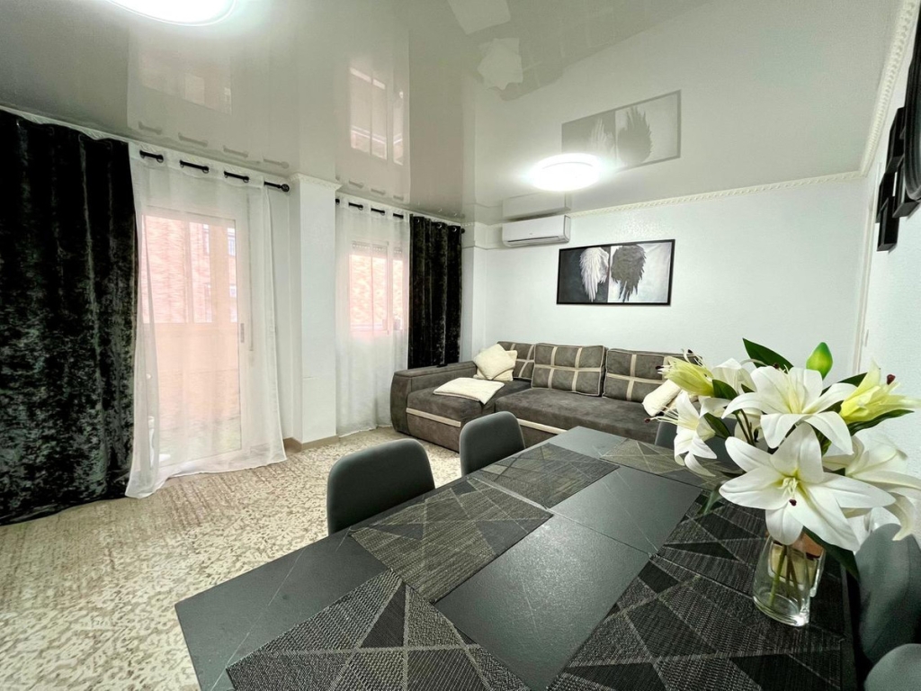 4 Bedroom 3 Bathroom Apartment - Middle Floor Apartment in Torrevieja