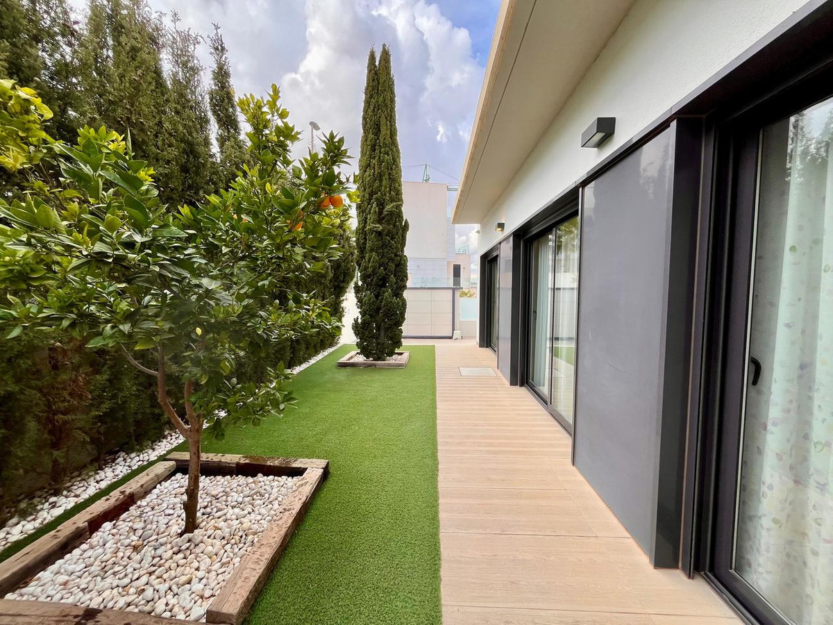 For sale - 4 Bedroom 3 Bathroom House - Detached Villa in Orihuela - Dehesa de Campoamor  - Alicante