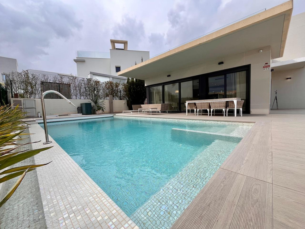 For sale - 4 Bedroom 3 Bathroom House - Detached Villa in Orihuela - Dehesa de Campoamor  - Alicante