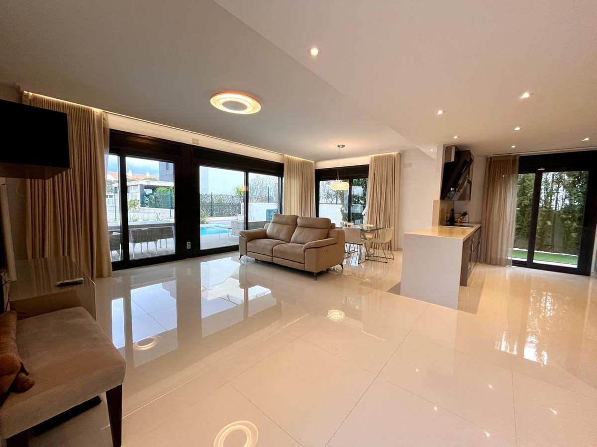 For sale - 4 Bedroom 3 Bathroom House - Detached Villa in Orihuela - Dehesa de Campoamor  - Alicante