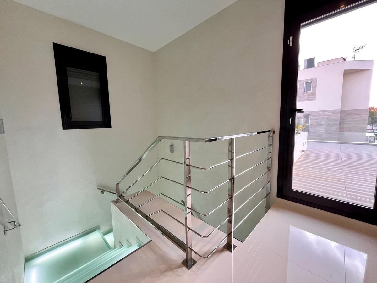 For sale - 4 Bedroom 3 Bathroom House - Detached Villa in Orihuela - Dehesa de Campoamor  - Alicante