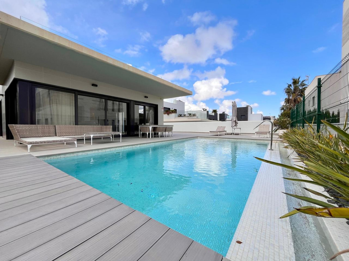 For sale - 4 Bedroom 3 Bathroom House - Detached Villa in Orihuela - Dehesa de Campoamor  - Alicante