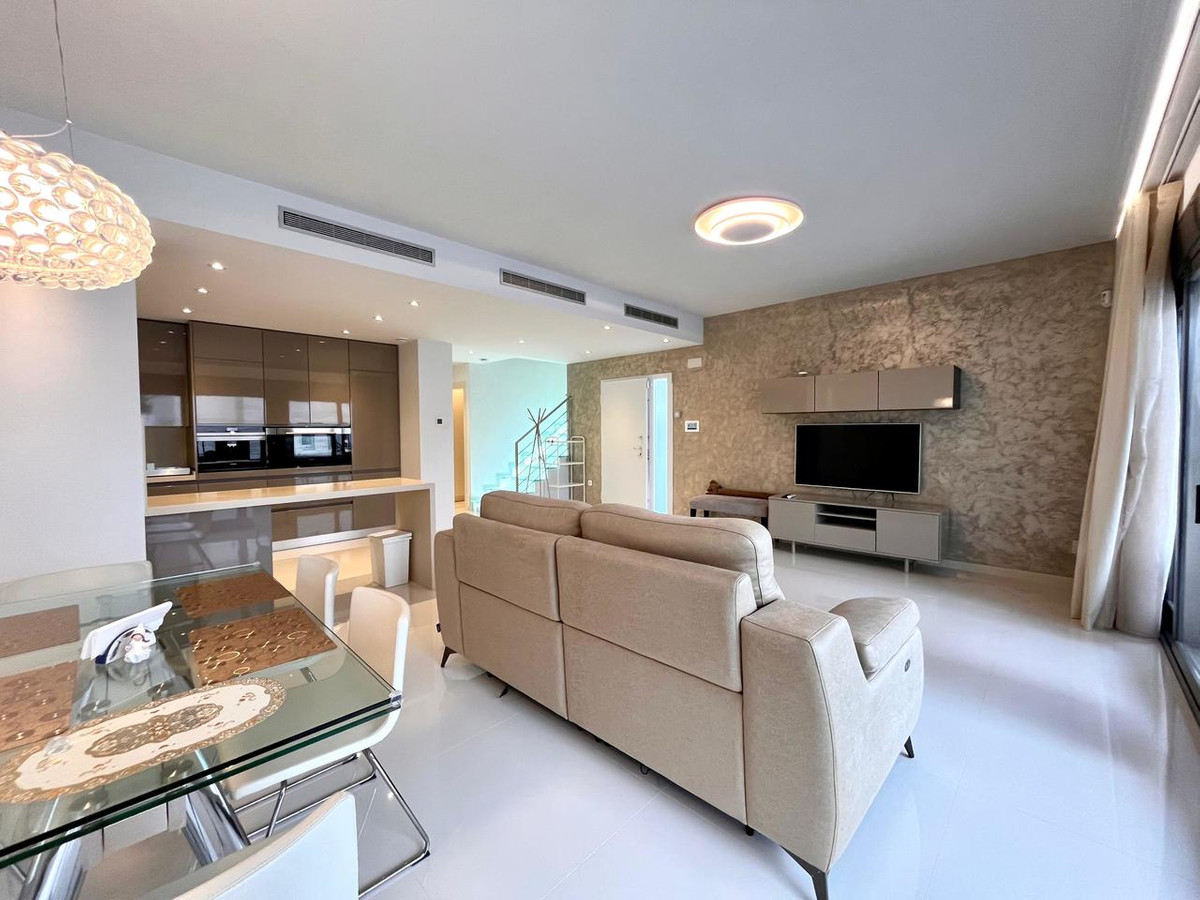 For sale - 4 Bedroom 3 Bathroom House - Detached Villa in Orihuela - Dehesa de Campoamor  - Alicante