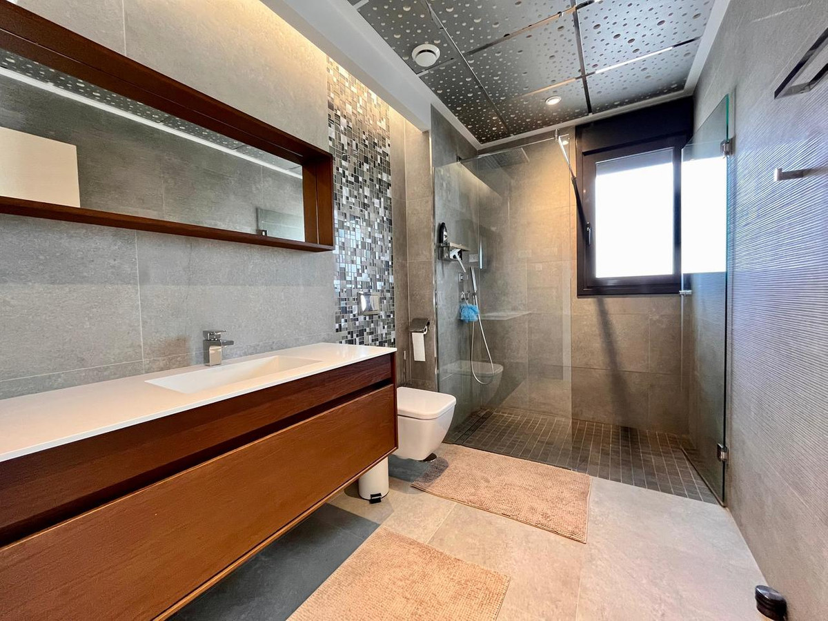 For sale - 4 Bedroom 3 Bathroom House - Detached Villa in Orihuela - Dehesa de Campoamor  - Alicante