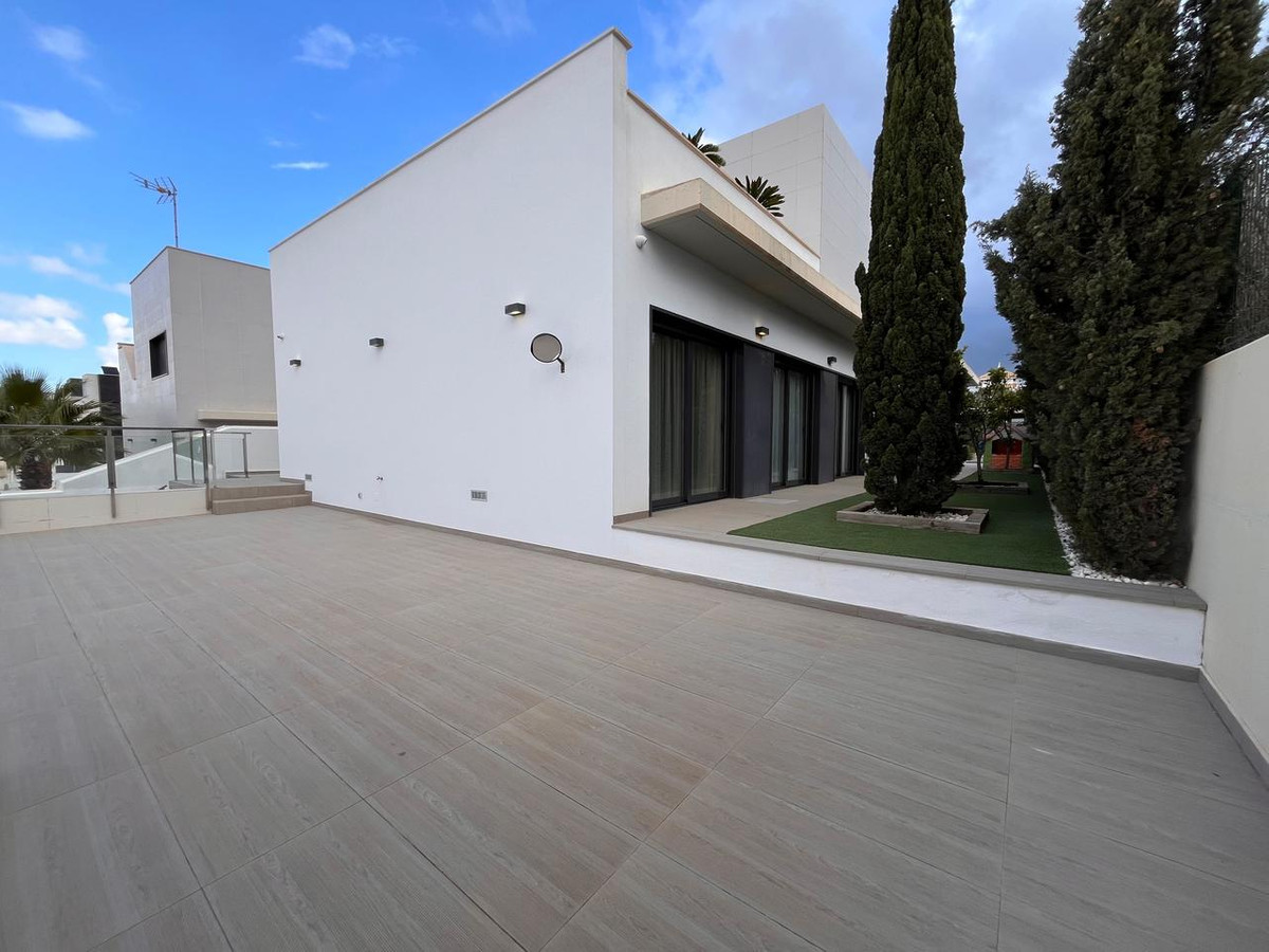 For sale - 4 Bedroom 3 Bathroom House - Detached Villa in Orihuela - Dehesa de Campoamor  - Alicante