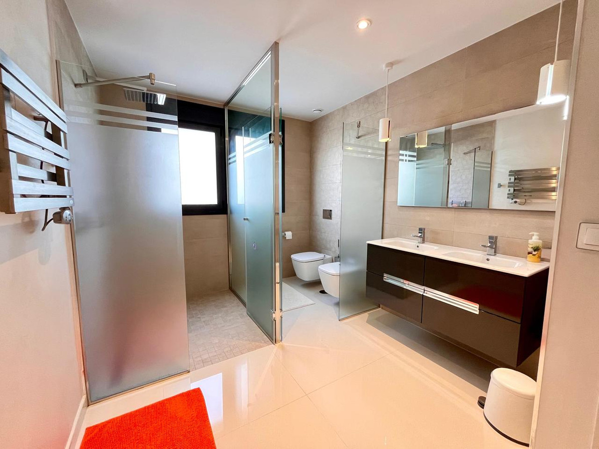 For sale - 4 Bedroom 3 Bathroom House - Detached Villa in Orihuela - Dehesa de Campoamor  - Alicante