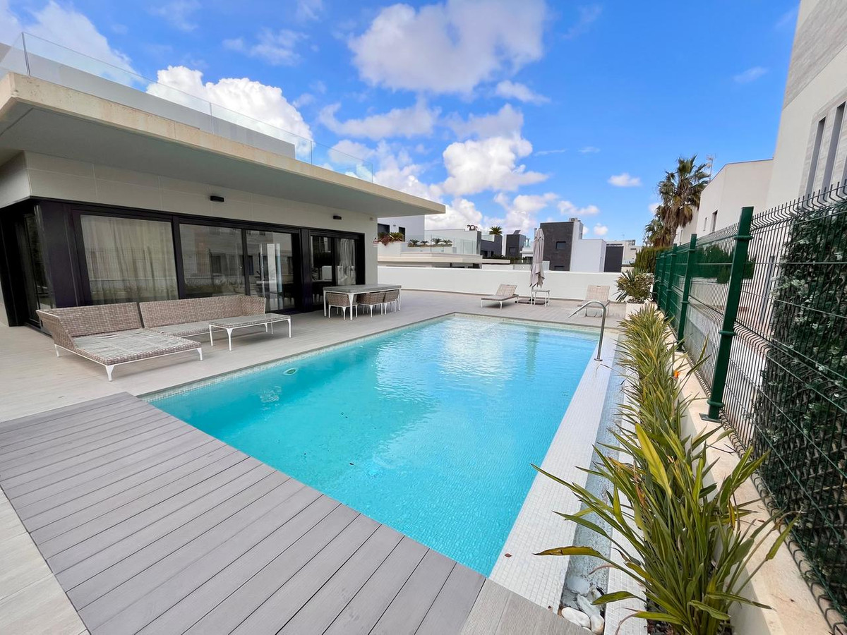 For sale - 4 Bedroom 3 Bathroom House - Detached Villa in Orihuela - Dehesa de Campoamor  - Alicante