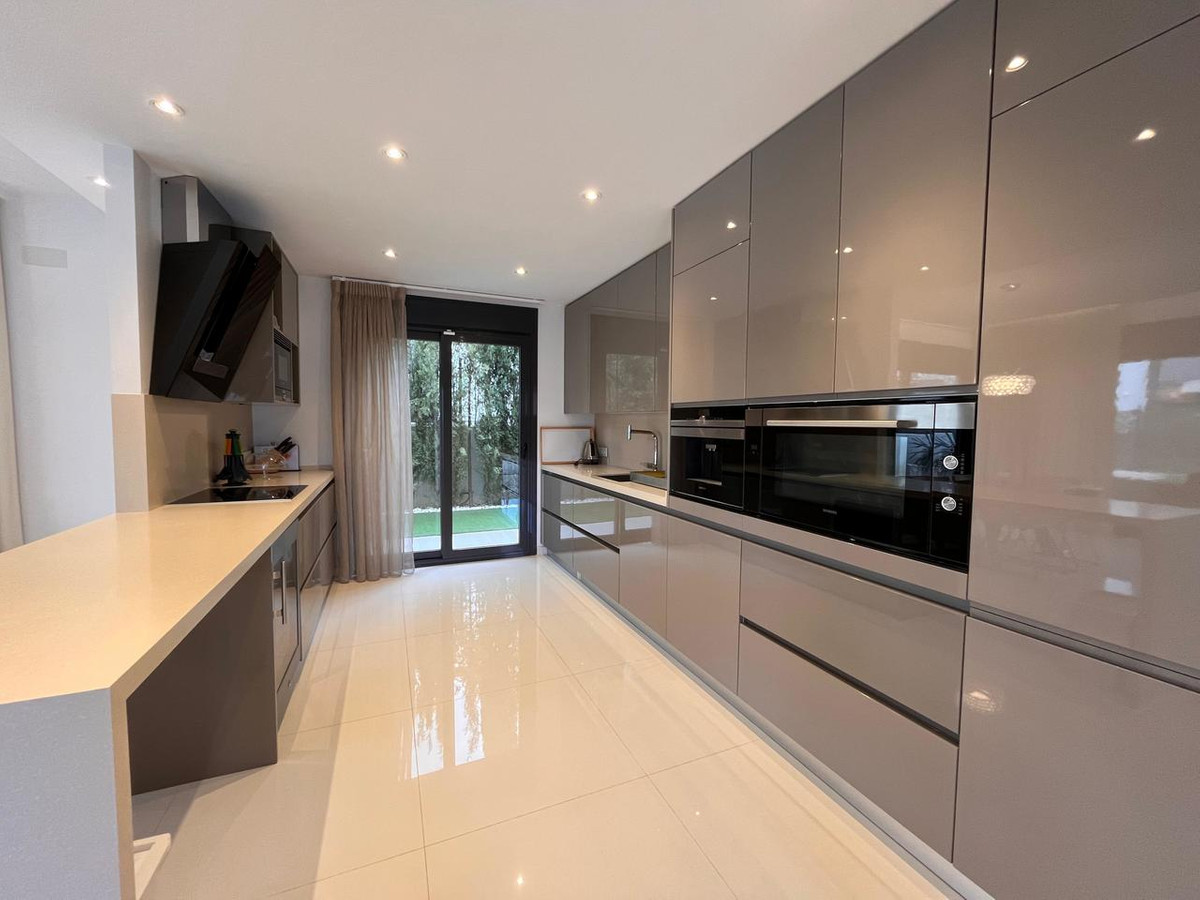 For sale - 4 Bedroom 3 Bathroom House - Detached Villa in Orihuela - Dehesa de Campoamor  - Alicante