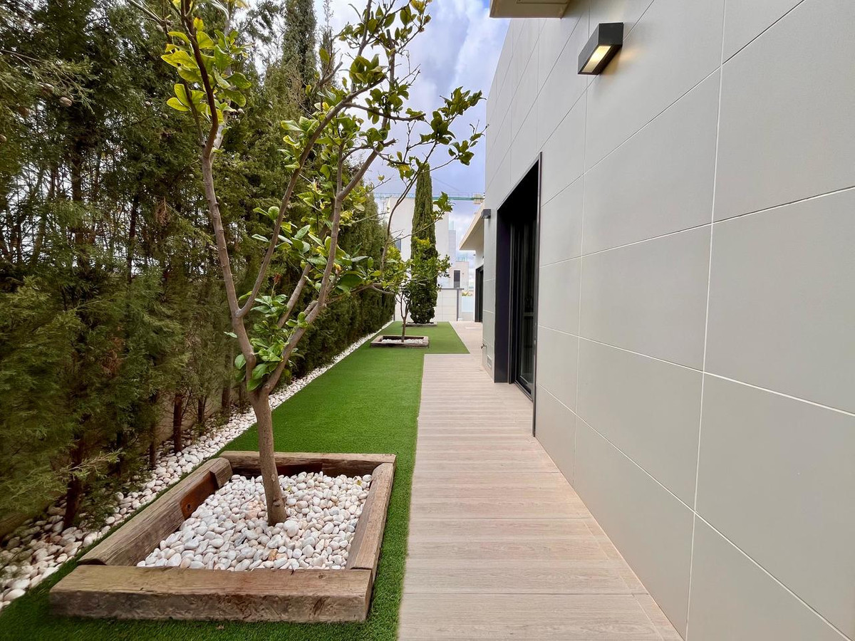 For sale - 4 Bedroom 3 Bathroom House - Detached Villa in Orihuela - Dehesa de Campoamor  - Alicante