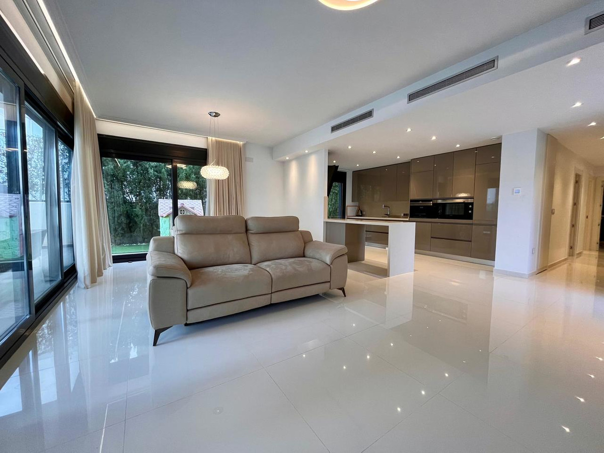 For sale - 4 Bedroom 3 Bathroom House - Detached Villa in Orihuela - Dehesa de Campoamor  - Alicante