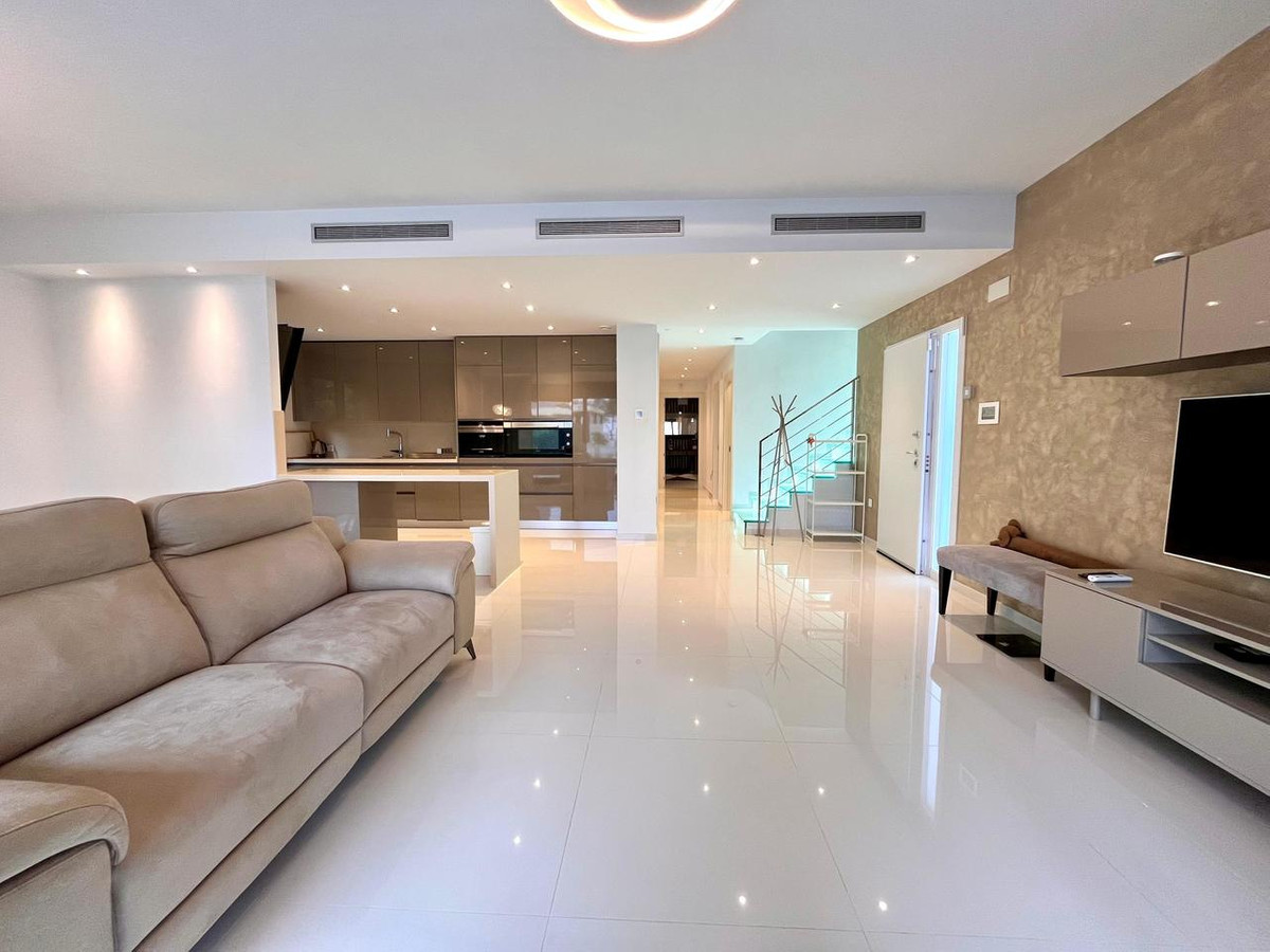 For sale - 4 Bedroom 3 Bathroom House - Detached Villa in Orihuela - Dehesa de Campoamor  - Alicante