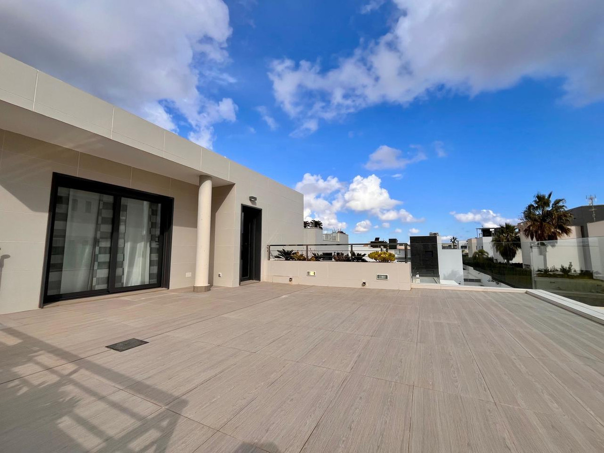 For sale - 4 Bedroom 3 Bathroom House - Detached Villa in Orihuela - Dehesa de Campoamor  - Alicante