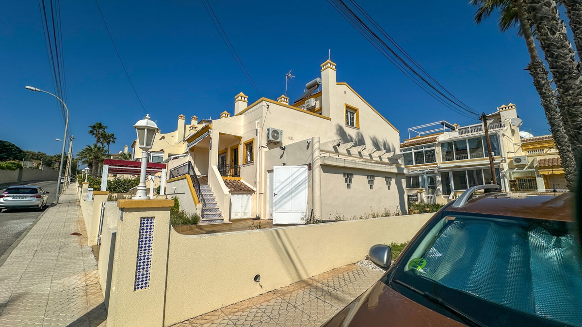 For sale - 3 Bedroom 2 Bathroom Townhouse in Villamartin -  - Alicante