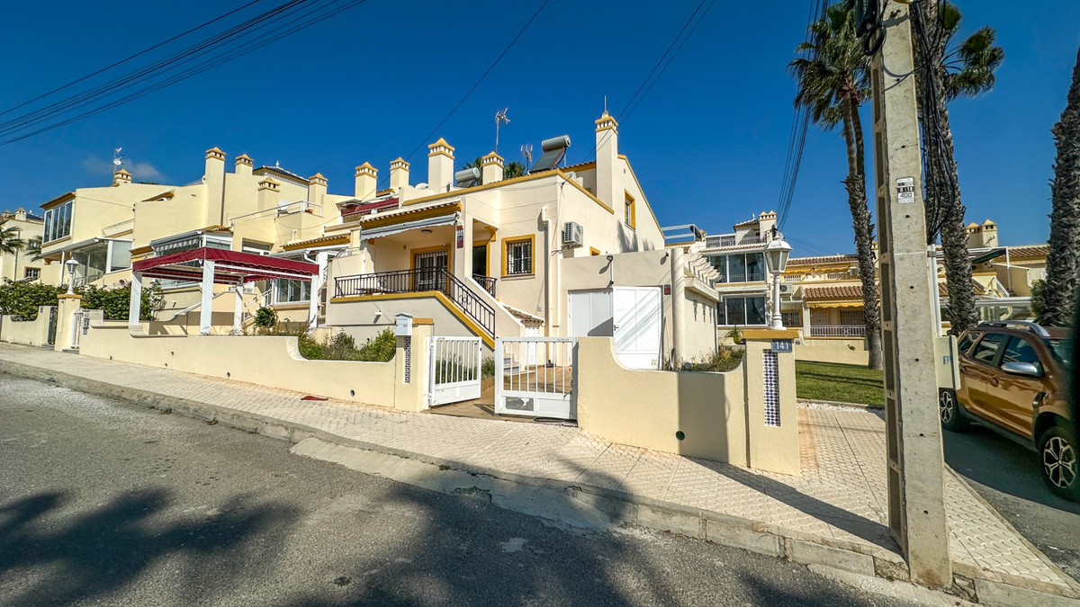 For sale - 3 Bedroom 2 Bathroom Townhouse in Villamartin -  - Alicante