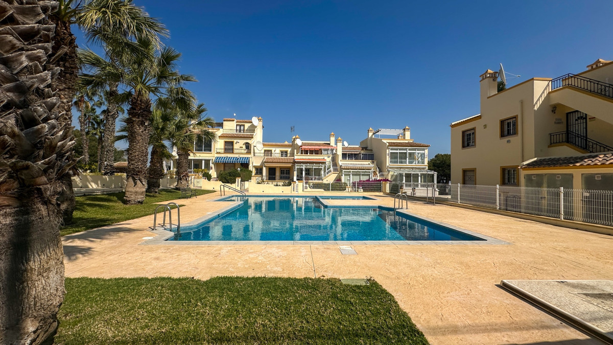 For sale - 3 Bedroom 2 Bathroom Townhouse in Villamartin -  - Alicante
