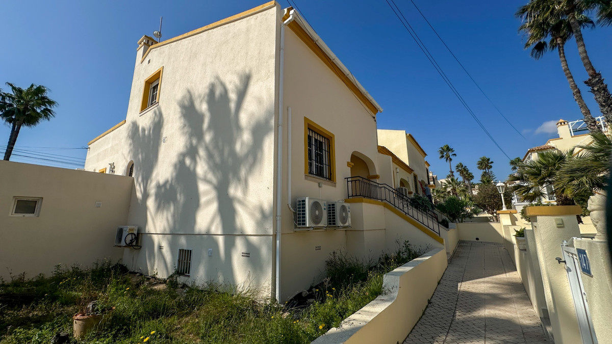For sale - 3 Bedroom 2 Bathroom Townhouse in Villamartin -  - Alicante