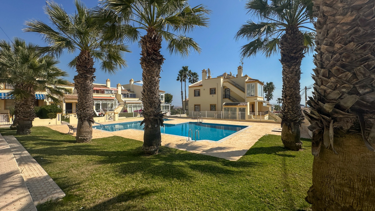 For sale - 3 Bedroom 2 Bathroom Townhouse in Villamartin -  - Alicante