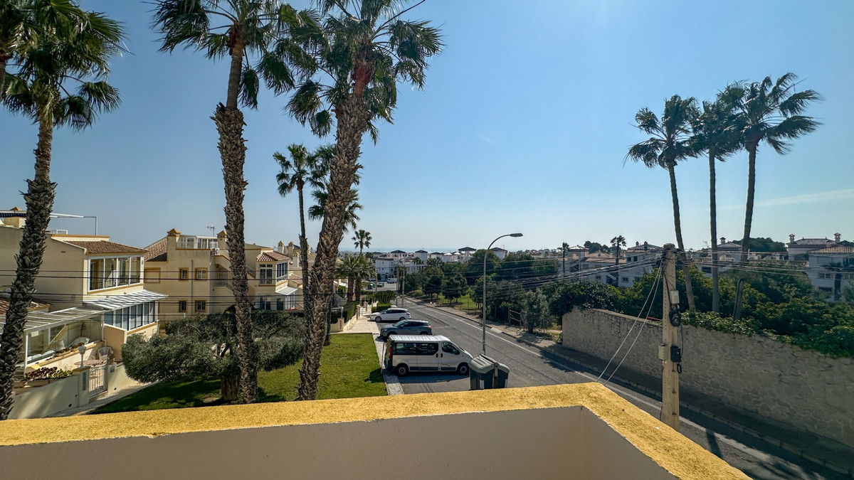 For sale - 3 Bedroom 2 Bathroom Townhouse in Villamartin -  - Alicante