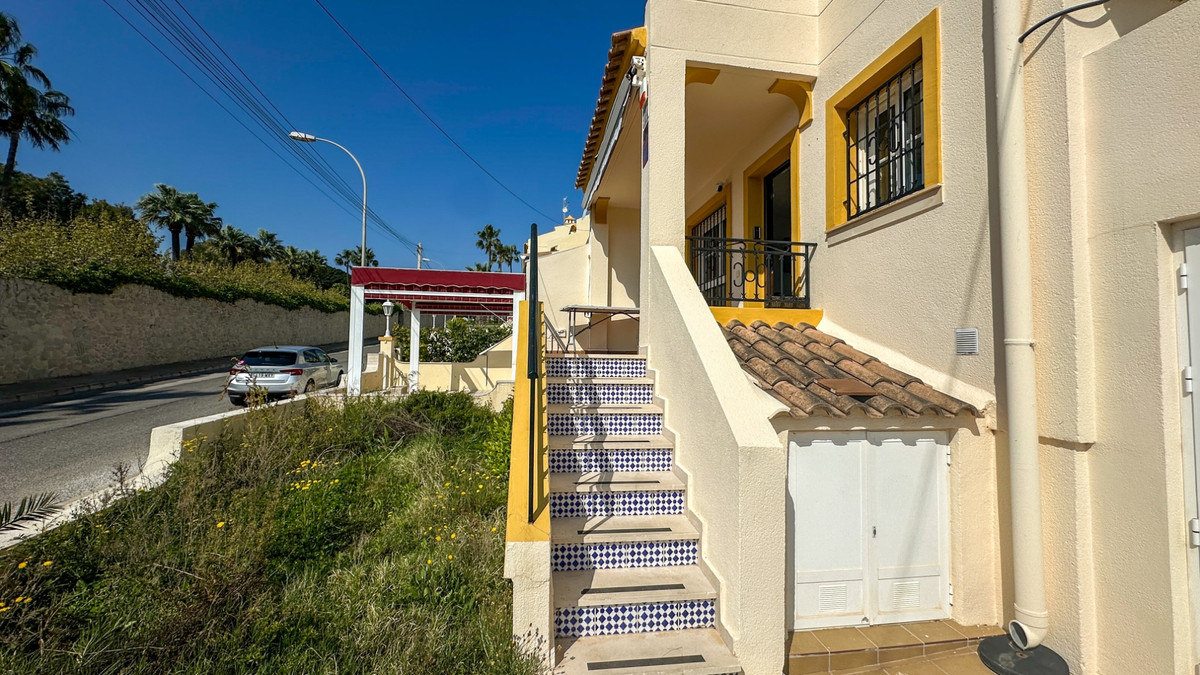 For sale - 3 Bedroom 2 Bathroom Townhouse in Villamartin -  - Alicante
