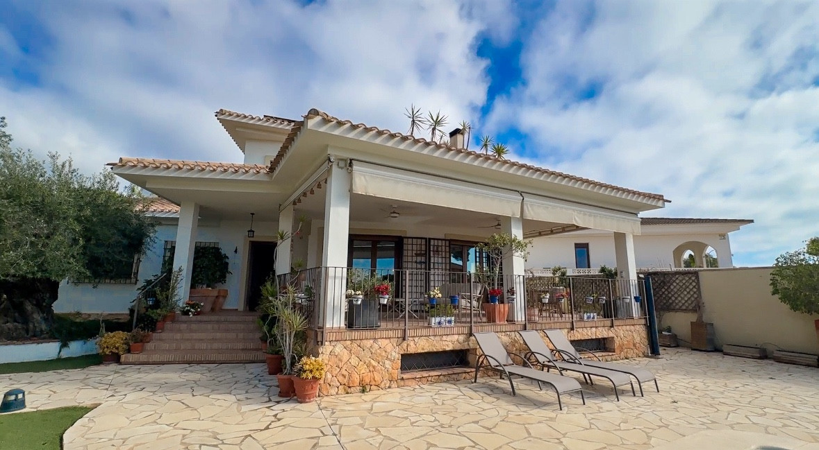For sale - 7 Bedroom 5 Bathroom House - Detached Villa in Orihuela - Dehesa de Campoamor  - Alicante