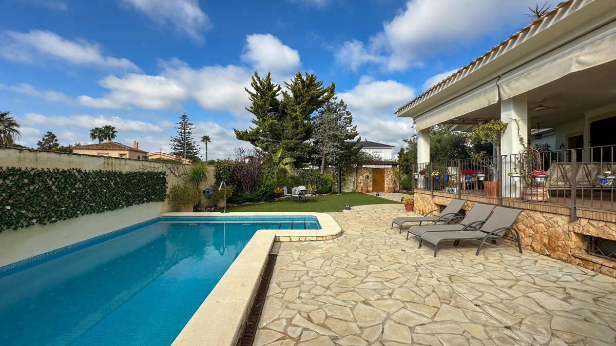 For sale - 7 Bedroom 5 Bathroom House - Detached Villa in Orihuela - Dehesa de Campoamor  - Alicante