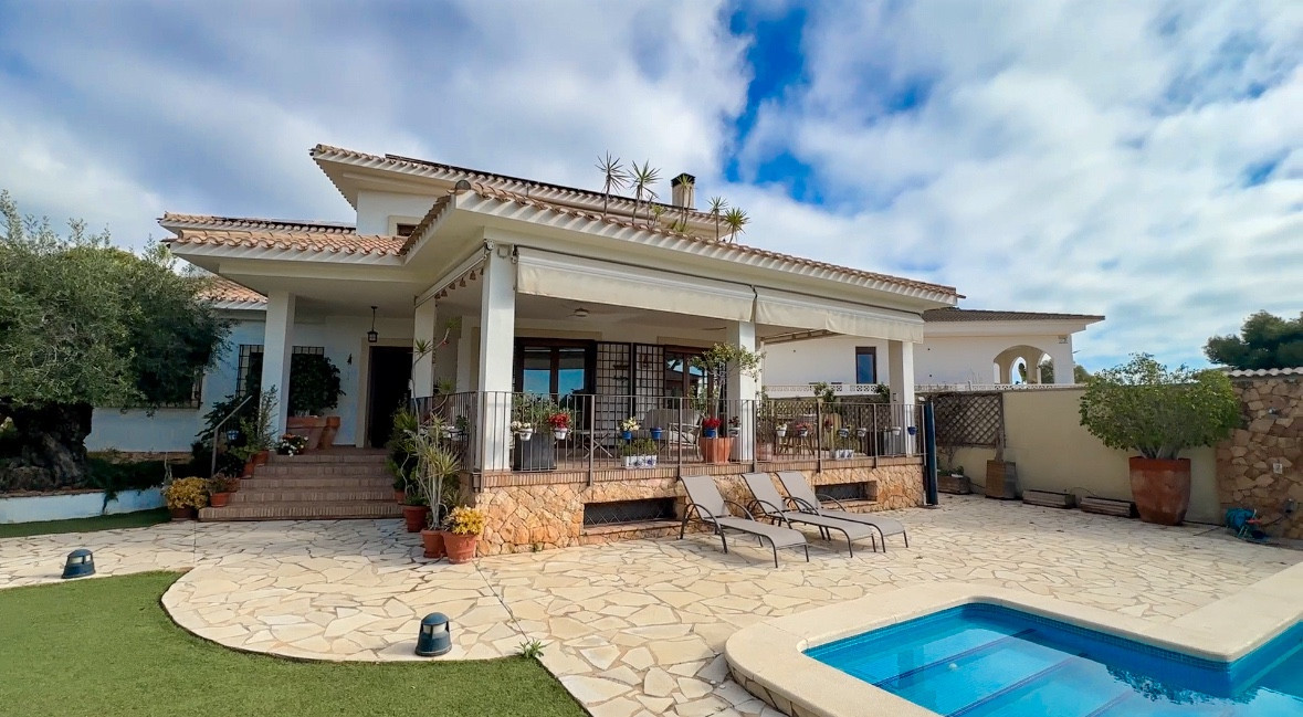 For sale - 7 Bedroom 5 Bathroom House - Detached Villa in Orihuela - Dehesa de Campoamor  - Alicante