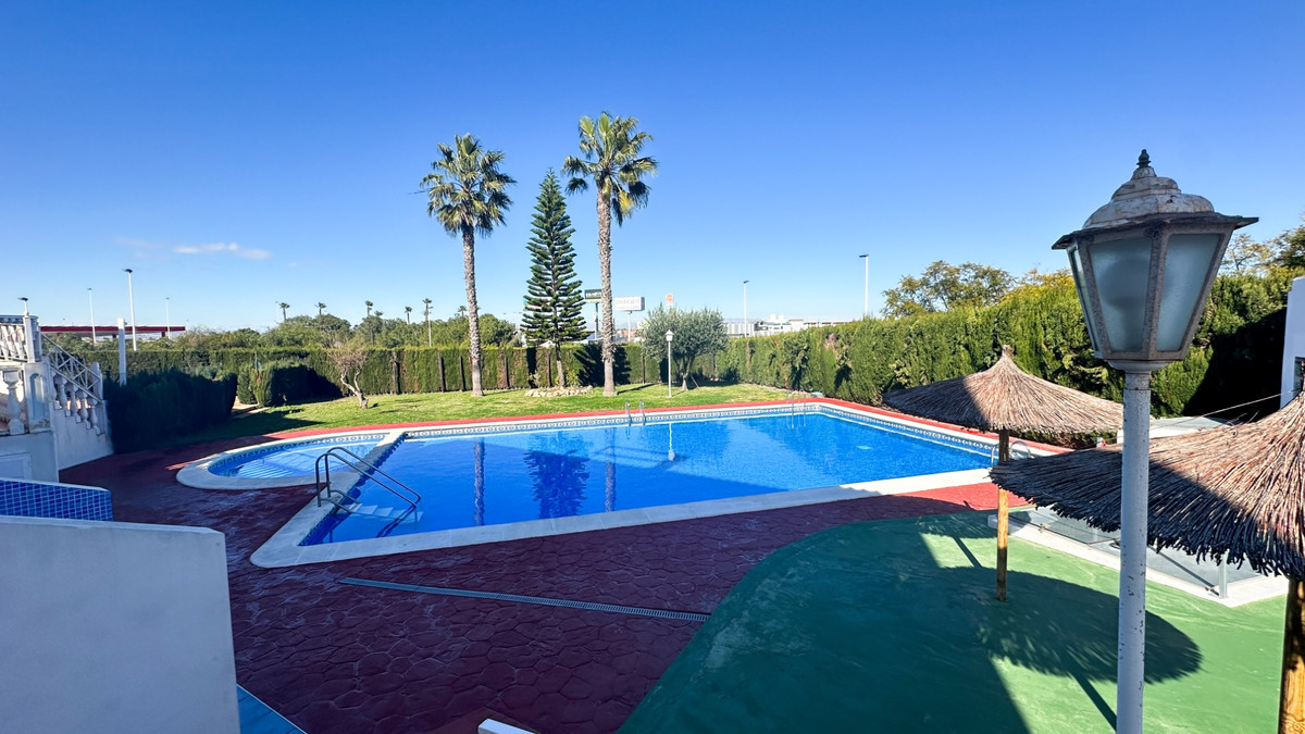 For sale - 2 Bedroom 1 Bathroom House - Bungalow in Torrevieja - Torrevieja Centro  - Alicante