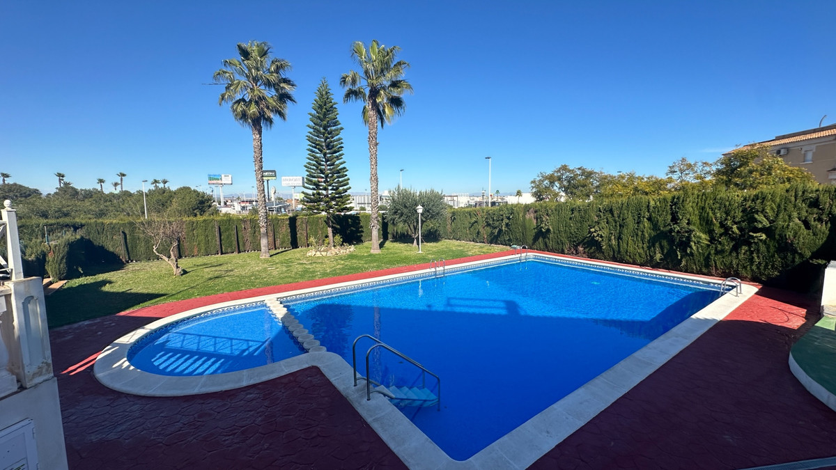 For sale - 2 Bedroom 1 Bathroom House - Bungalow in Torrevieja - Torrevieja Centro  - Alicante