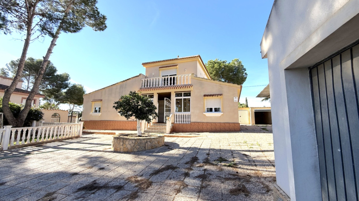 For sale - 4 Bedroom 3 Bathroom House - Detached Villa in Pilar de la Horadada - Pilar de la Horadada Centro  - Alicante