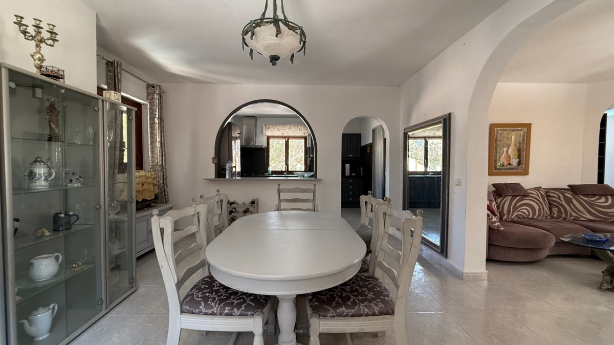 For sale - 6 Bedroom 3 Bathroom House - Detached Villa in Orihuela - Orihuela Centro  - Alicante