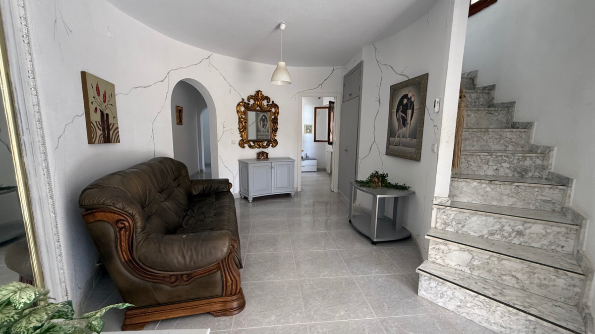 For sale - 6 Bedroom 3 Bathroom House - Detached Villa in Orihuela - Orihuela Centro  - Alicante