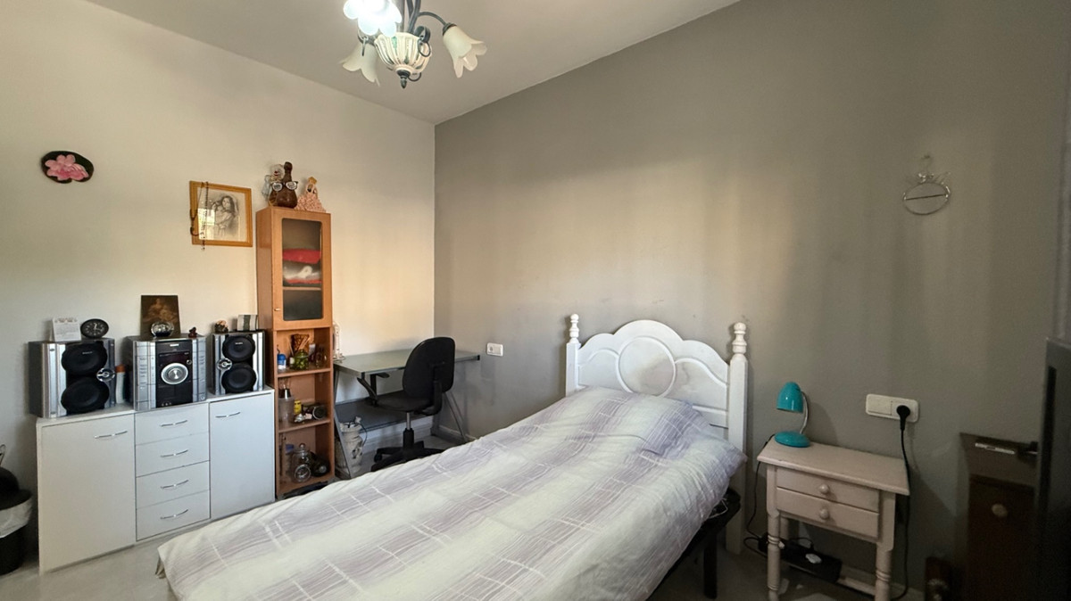 For sale - 6 Bedroom 3 Bathroom House - Detached Villa in Orihuela - Orihuela Centro  - Alicante