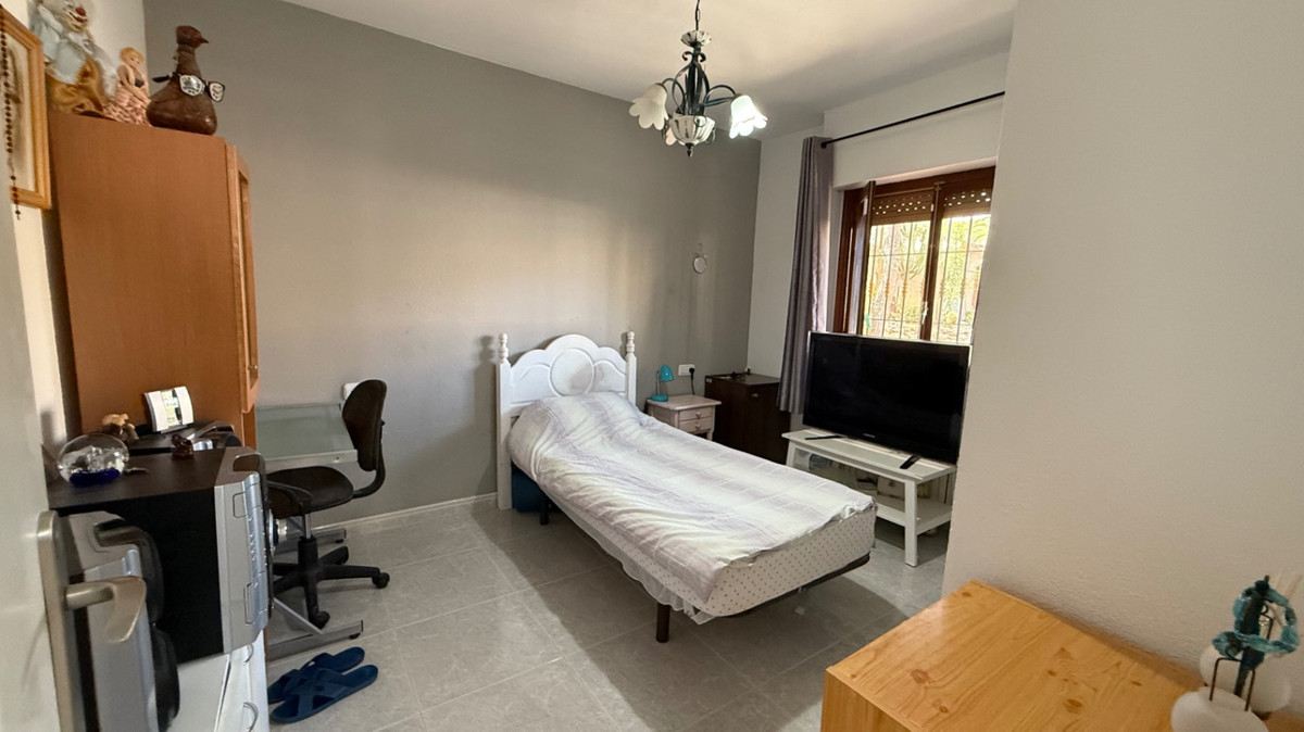 For sale - 6 Bedroom 3 Bathroom House - Detached Villa in Orihuela - Orihuela Centro  - Alicante